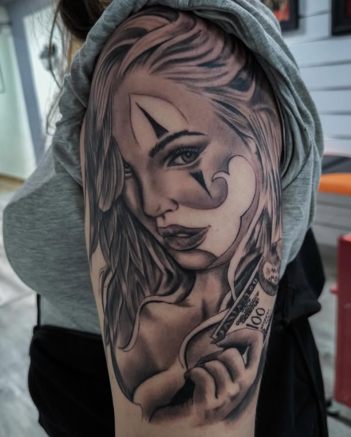 Tatuaje de retrato femenino estilo gótico