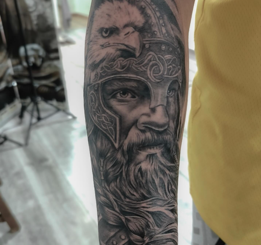 Tatuaje de guerrero vikingo con águila